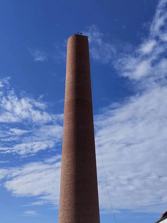 煙囪人工拆除公司:安全拆除與環(huán)境保護并重