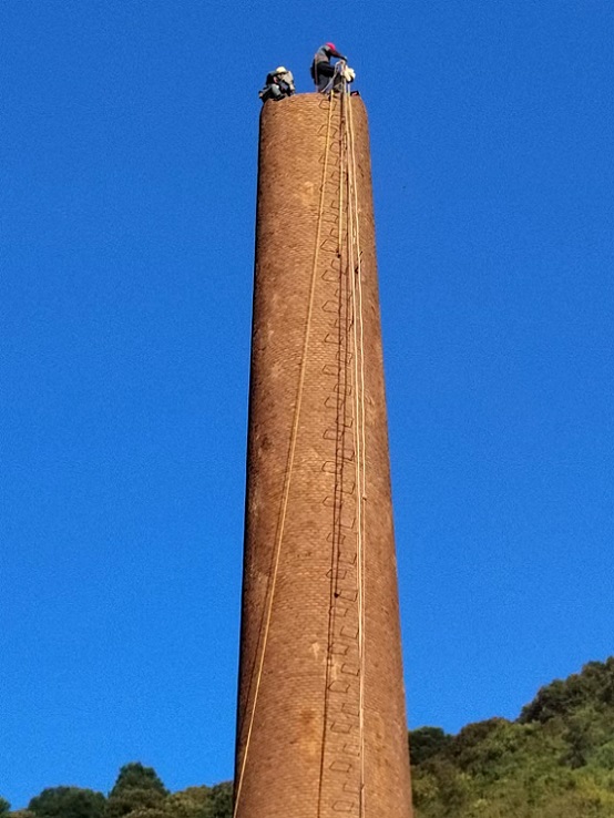 煙囪拆除公司:專業(yè)技術(shù)與服務(wù),助力城市更新